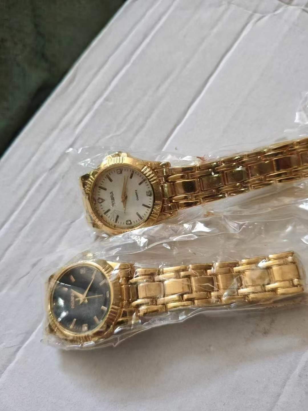 middle- size gold watch