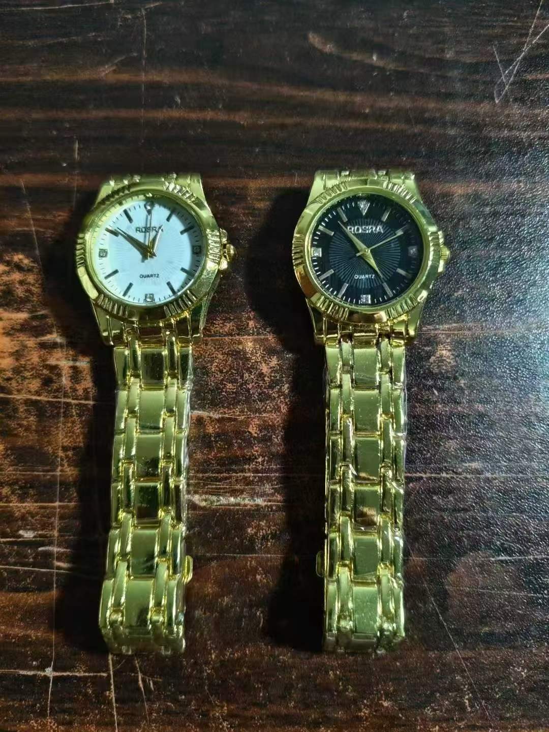 middle- size gold watch