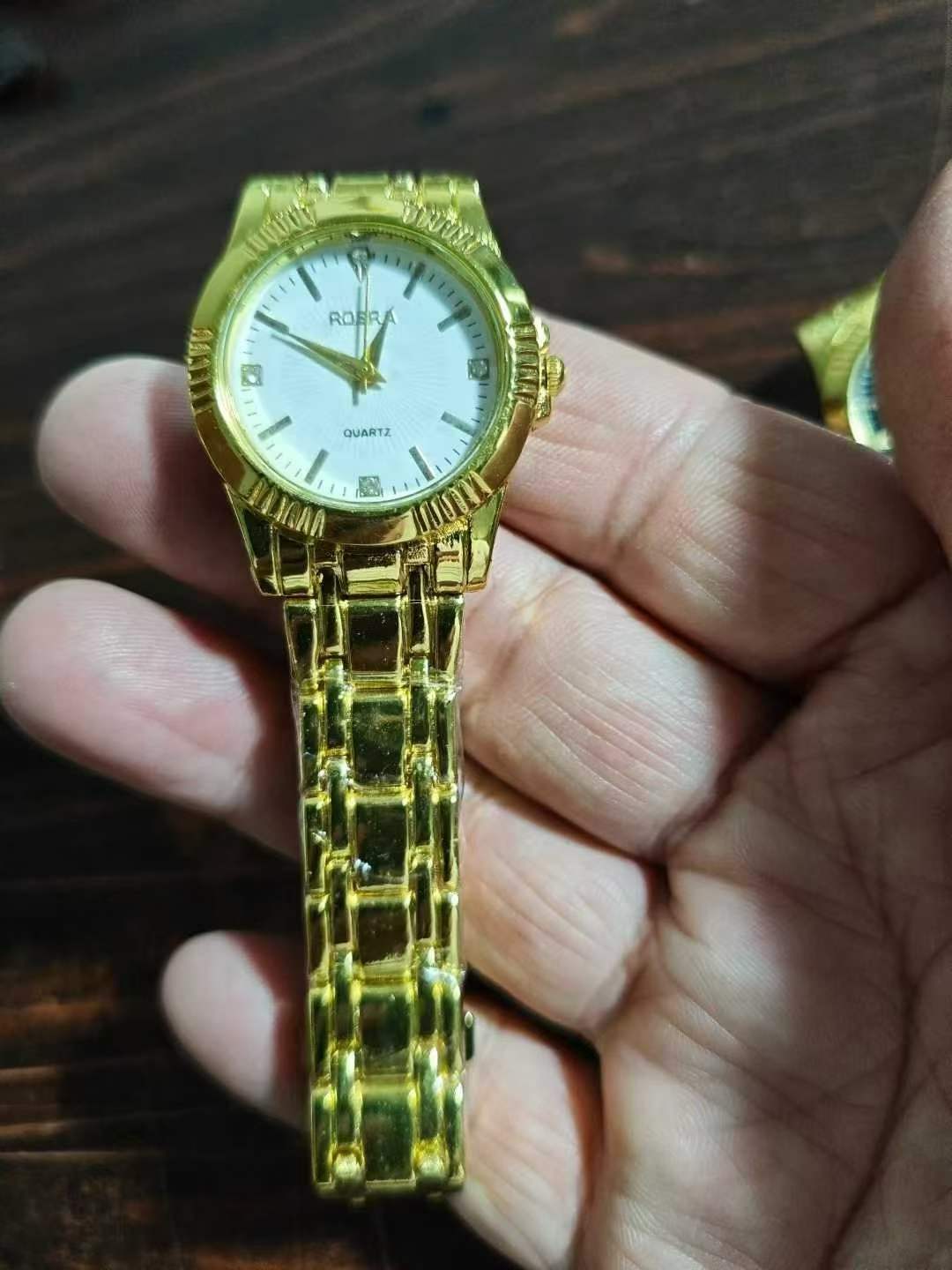 middle- size gold watch