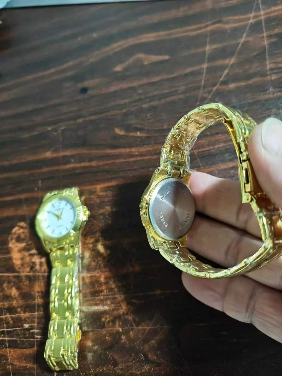 middle- size gold watch