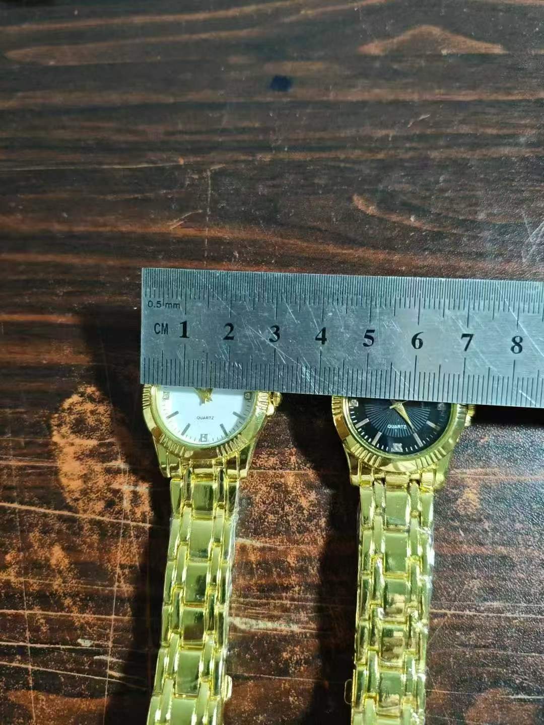middle- size gold watch