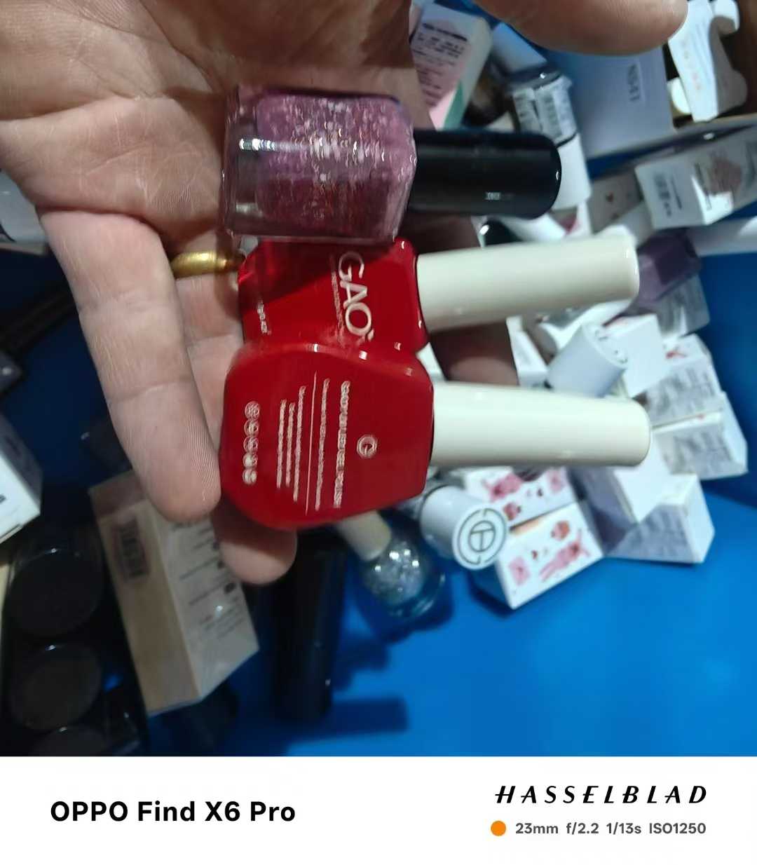 Mixed nail polish, about 15 tons