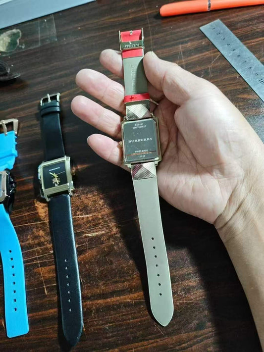 burberry cube watches, two colors, all with power, 500 pieces sold at a loss... Individual film bag packaging, light luxury style, first-class texture...