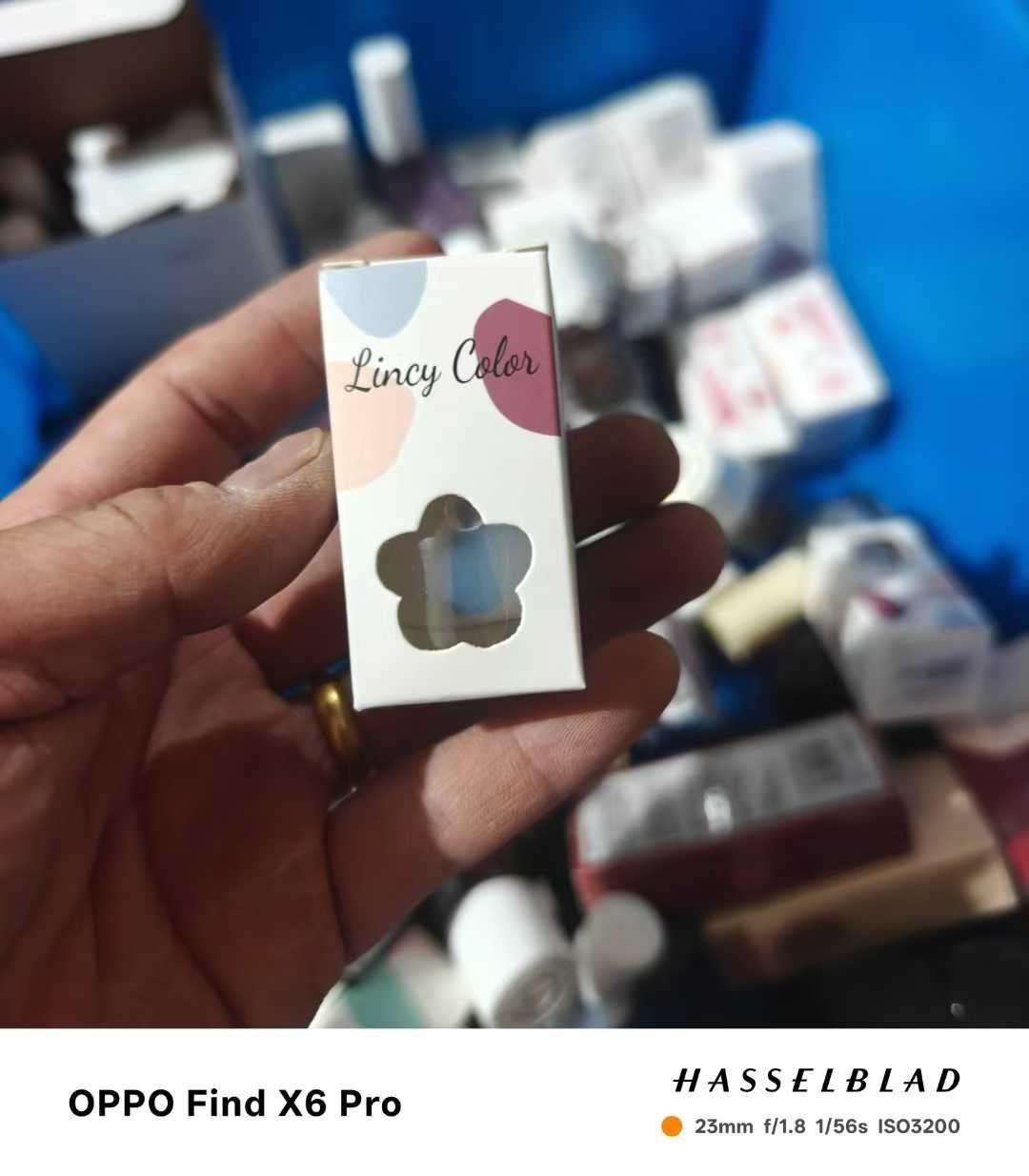 Mixed nail polish, about 15 tons