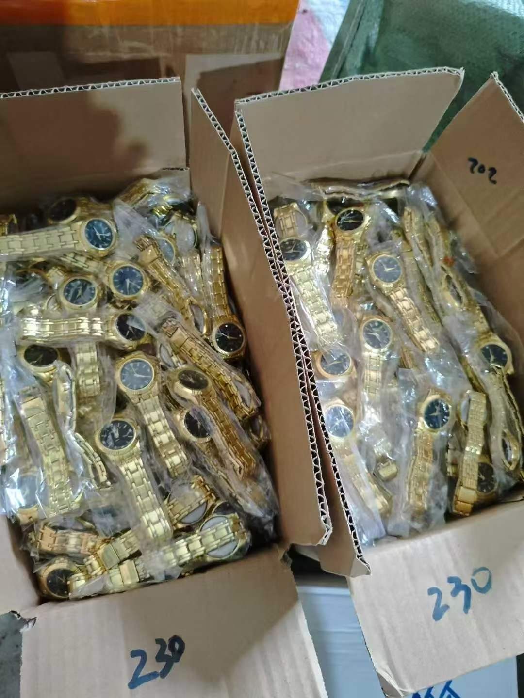 middle- size gold  watch